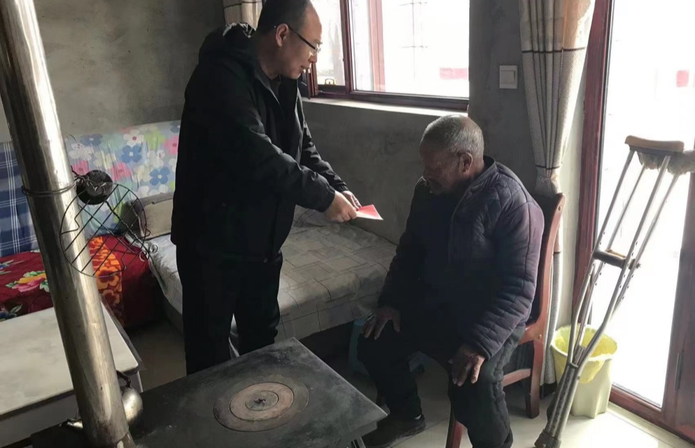 1730194140446572.jpg 入户走访慰问_副本.jpg